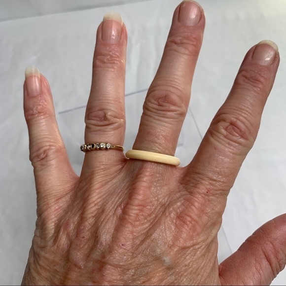 Pair of Rings Beaded Stretch Flower Ring & Acrylic Band-Cream/Green/Gold - Picture 7 of 8